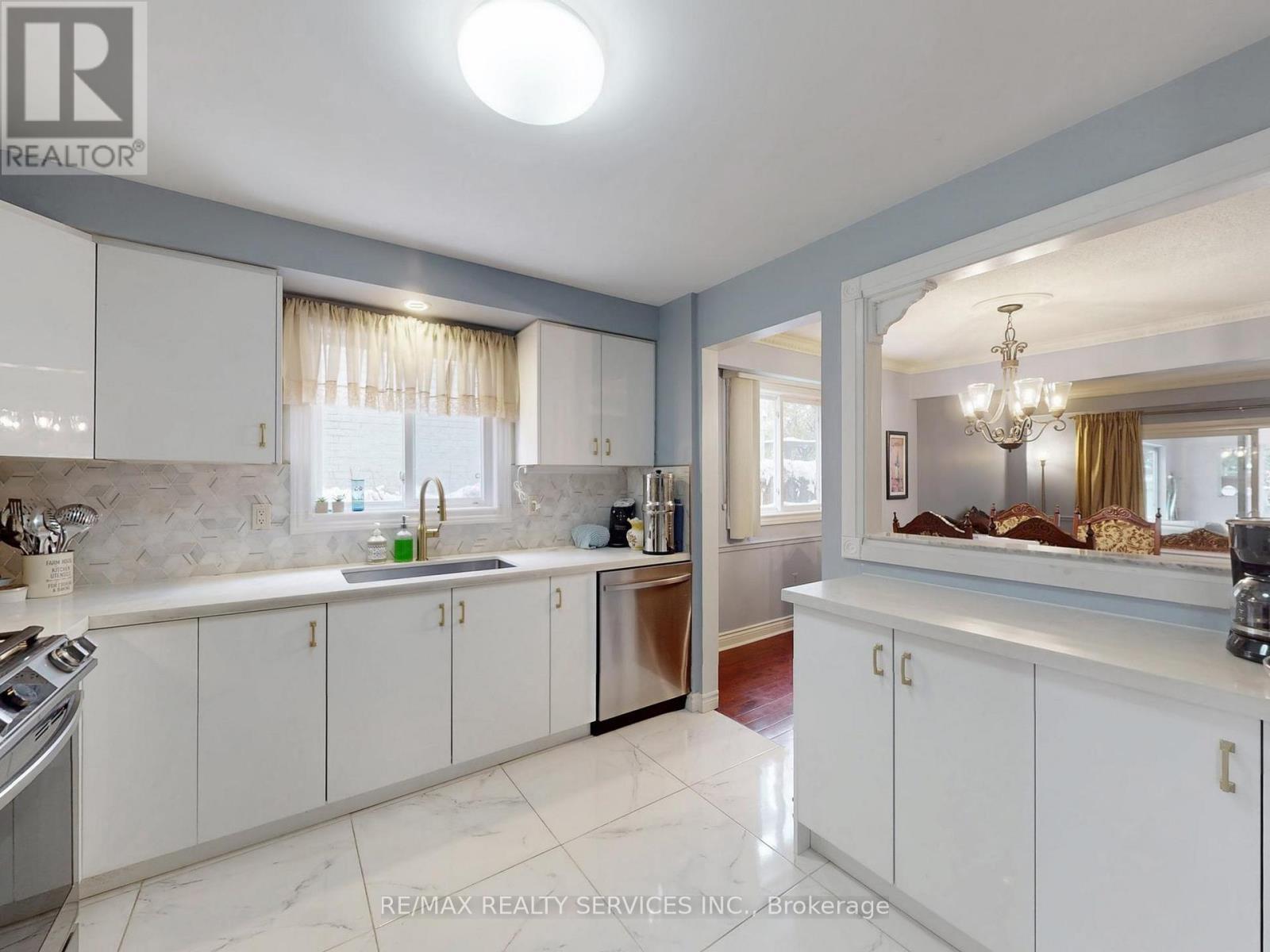 9 Malabar Crescent, Brampton, ON - Indoor Photo Showing Kitchen