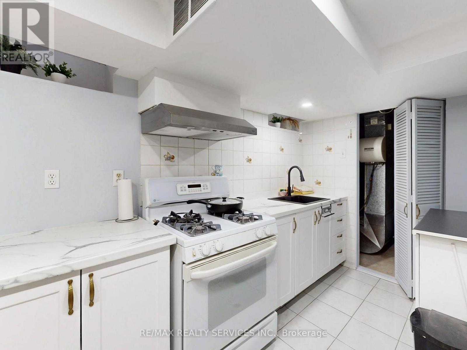 9 Malabar Crescent, Brampton, ON - Indoor Photo Showing Kitchen