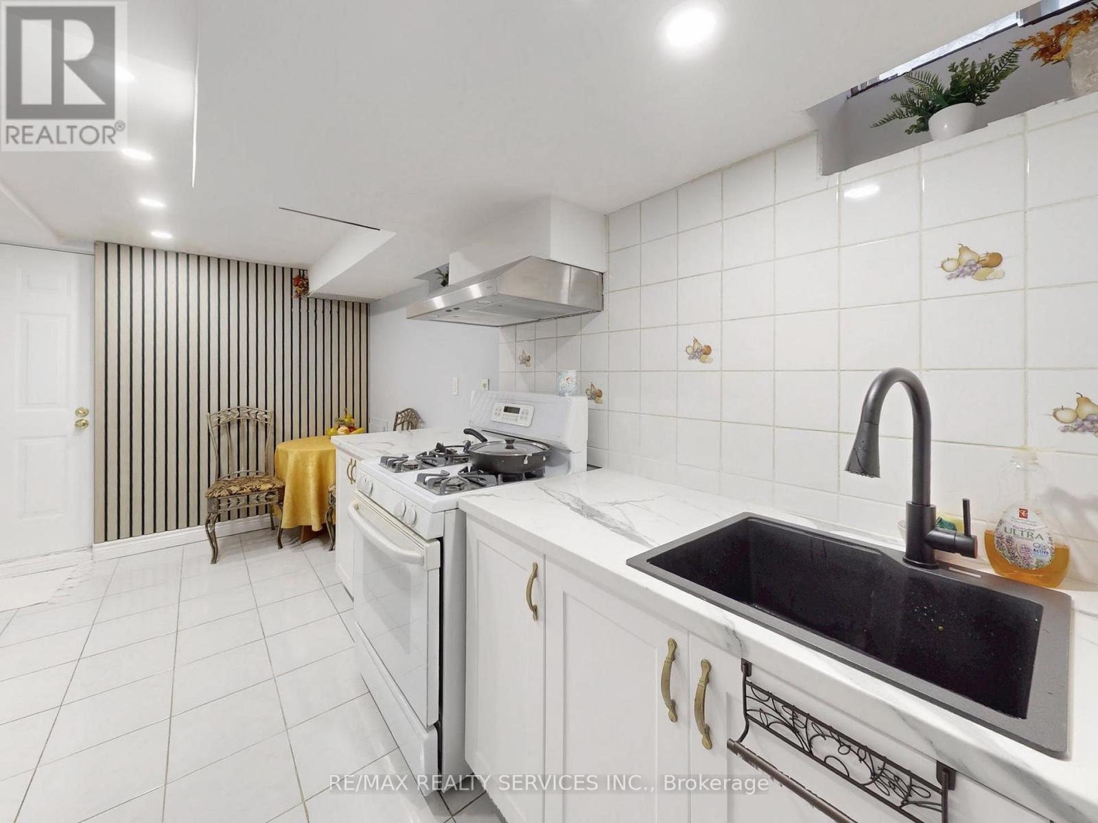 9 Malabar Crescent, Brampton, ON - Indoor Photo Showing Kitchen