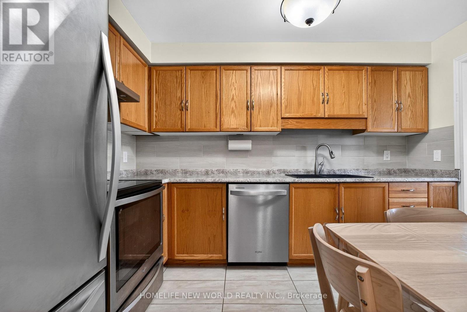 74 Heathcliffe Square, Brampton, ON - Indoor Photo Showing Kitchen