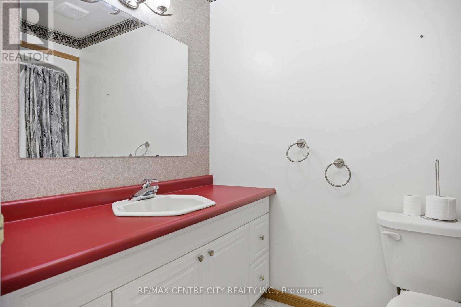 14 Juno Drive, St. Thomas, ON - Indoor Photo Showing Bathroom