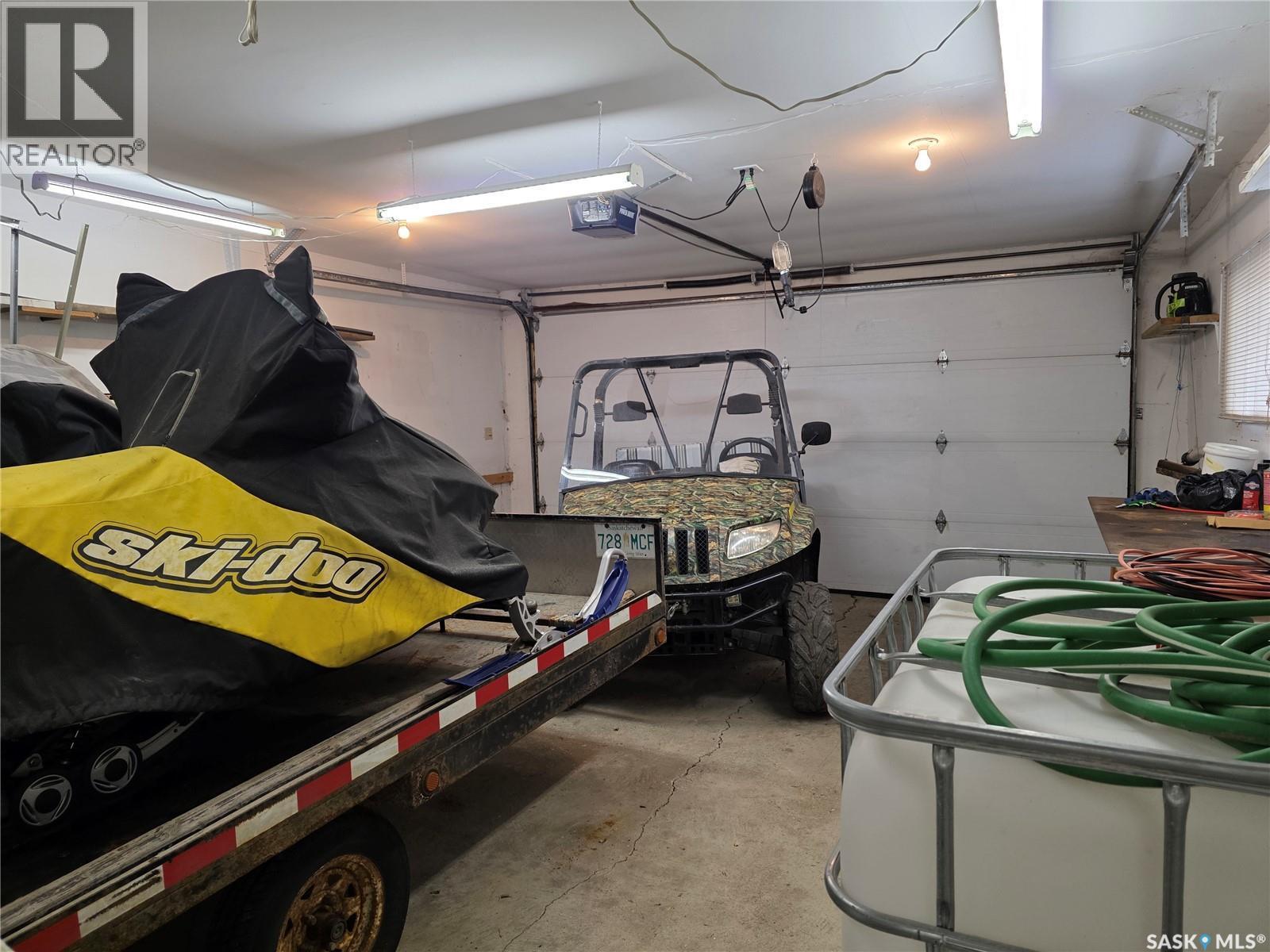 626 Jan Avenue, South Lake, SK - Indoor Photo Showing Garage