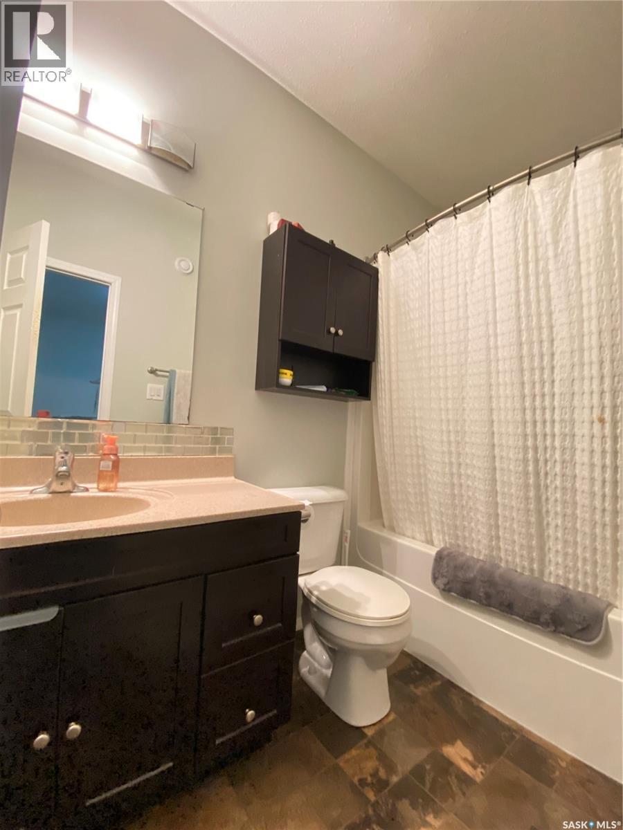 703 Barber Crescent, Weyburn, SK - Indoor Photo Showing Bathroom