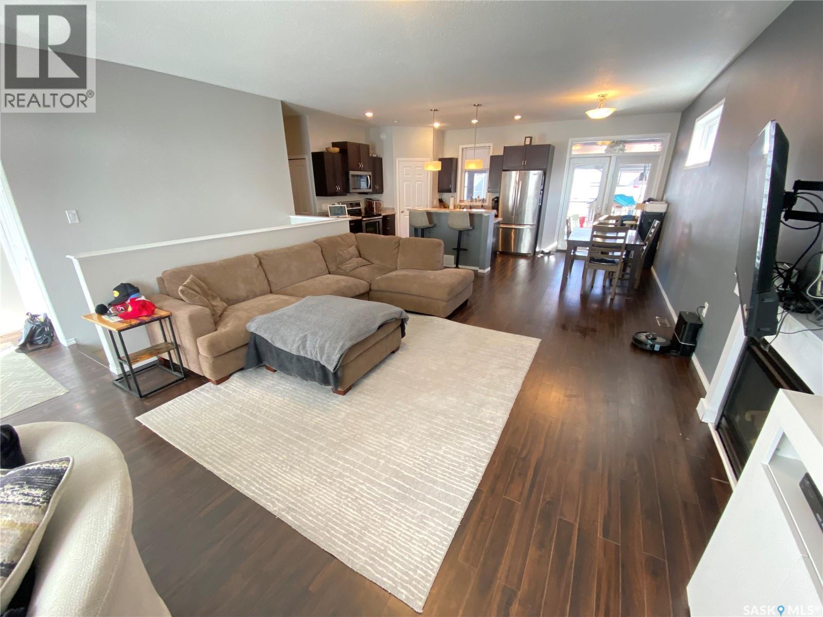703 Barber Crescent, Weyburn, SK - Indoor Photo Showing Living Room