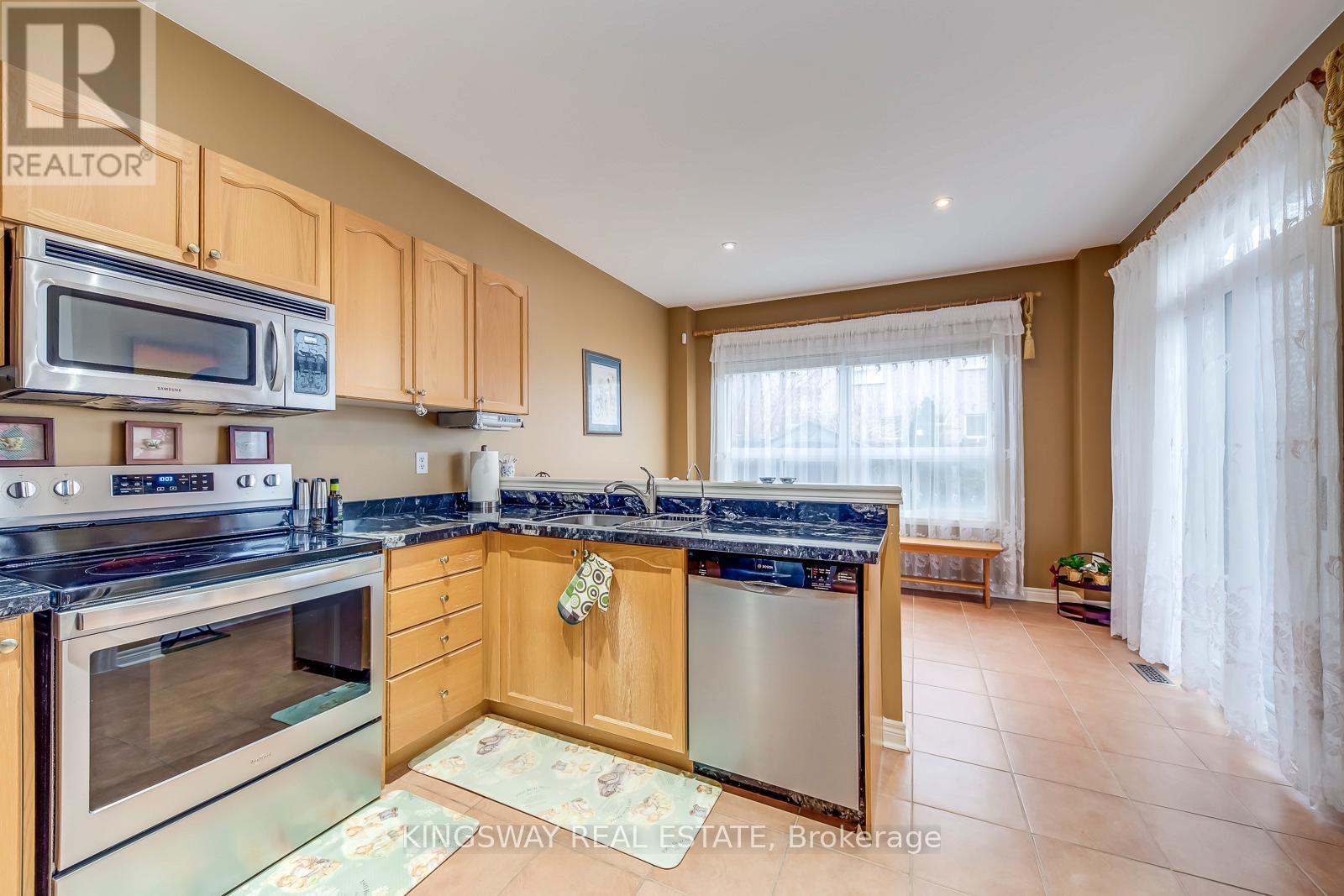 5829 Yachtsman Crossing, Mississauga, ON - Indoor Photo Showing Kitchen