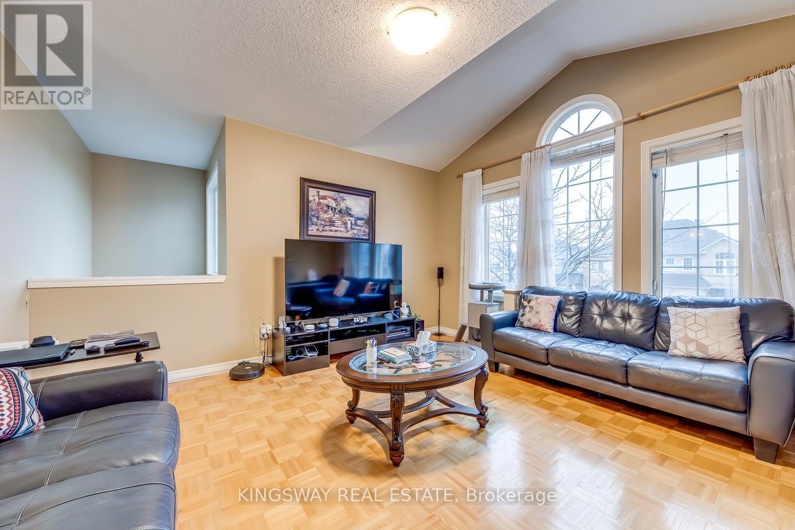 5829 Yachtsman Crossing, Mississauga, ON - Indoor Photo Showing Living Room