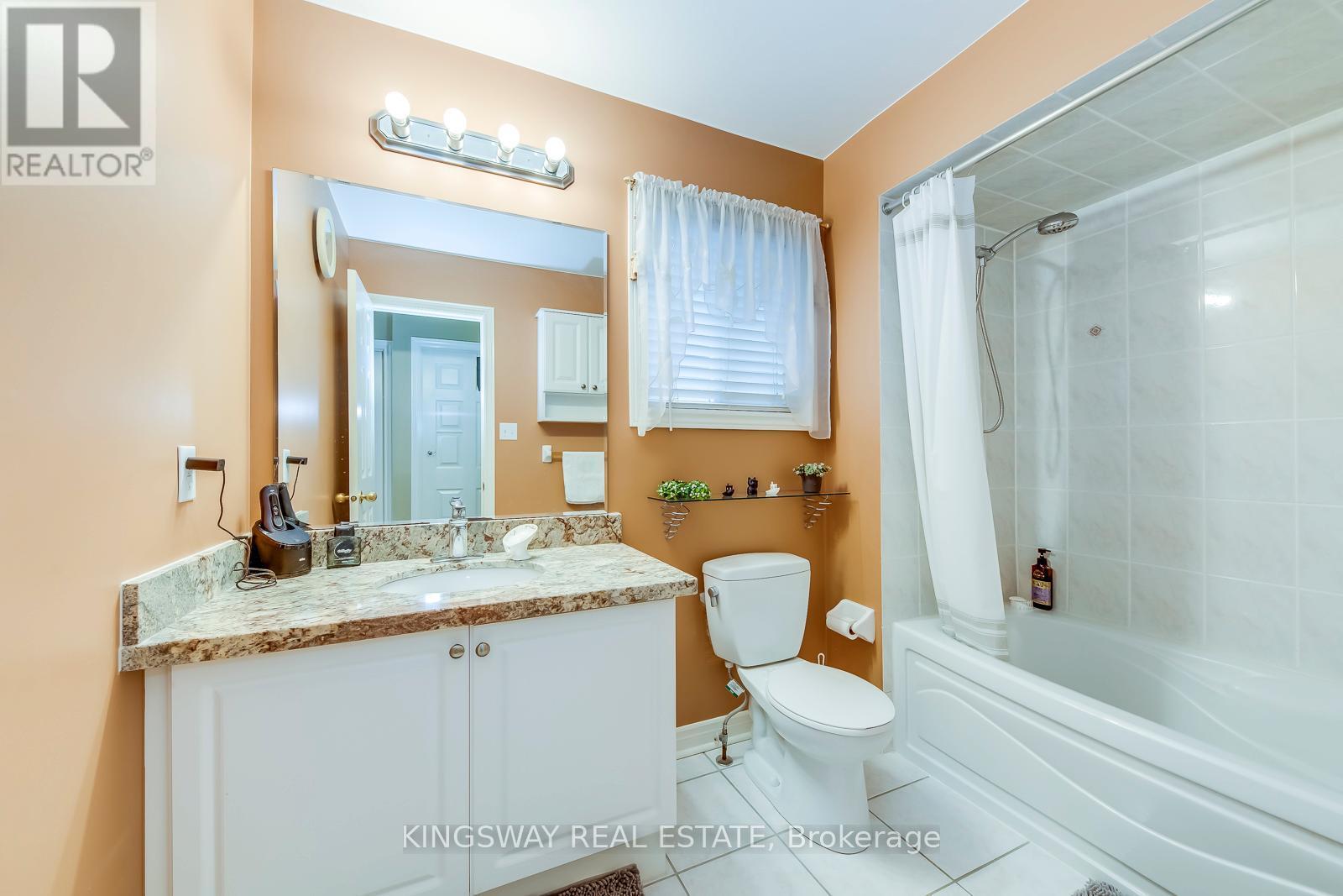 5829 Yachtsman Crossing, Mississauga, ON - Indoor Photo Showing Bathroom
