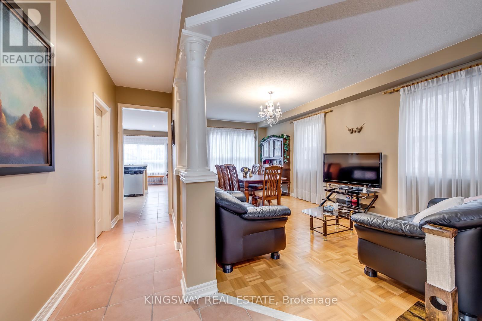 5829 Yachtsman Crossing, Mississauga, ON - Indoor Photo Showing Living Room