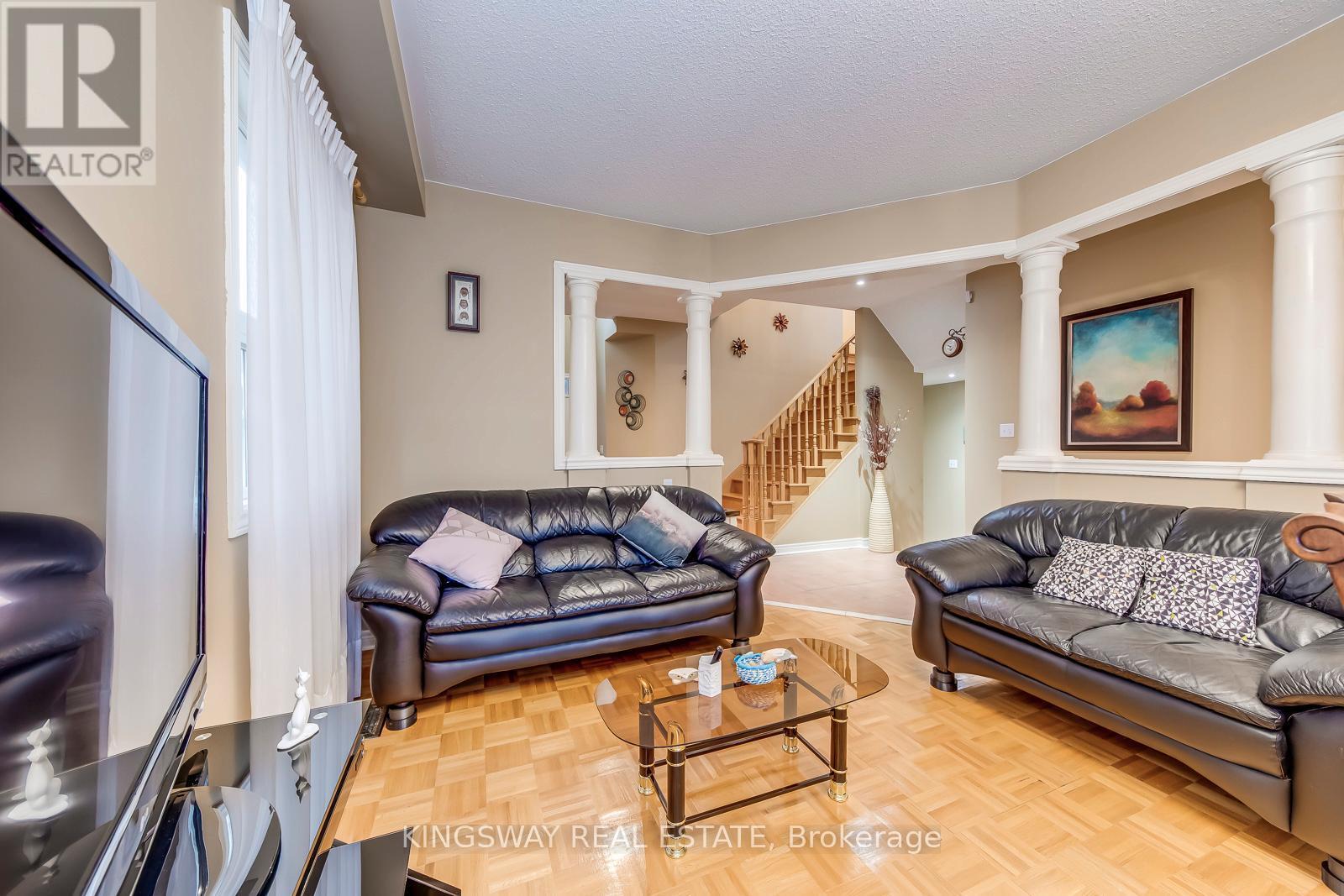 5829 Yachtsman Crossing, Mississauga, ON - Indoor Photo Showing Living Room
