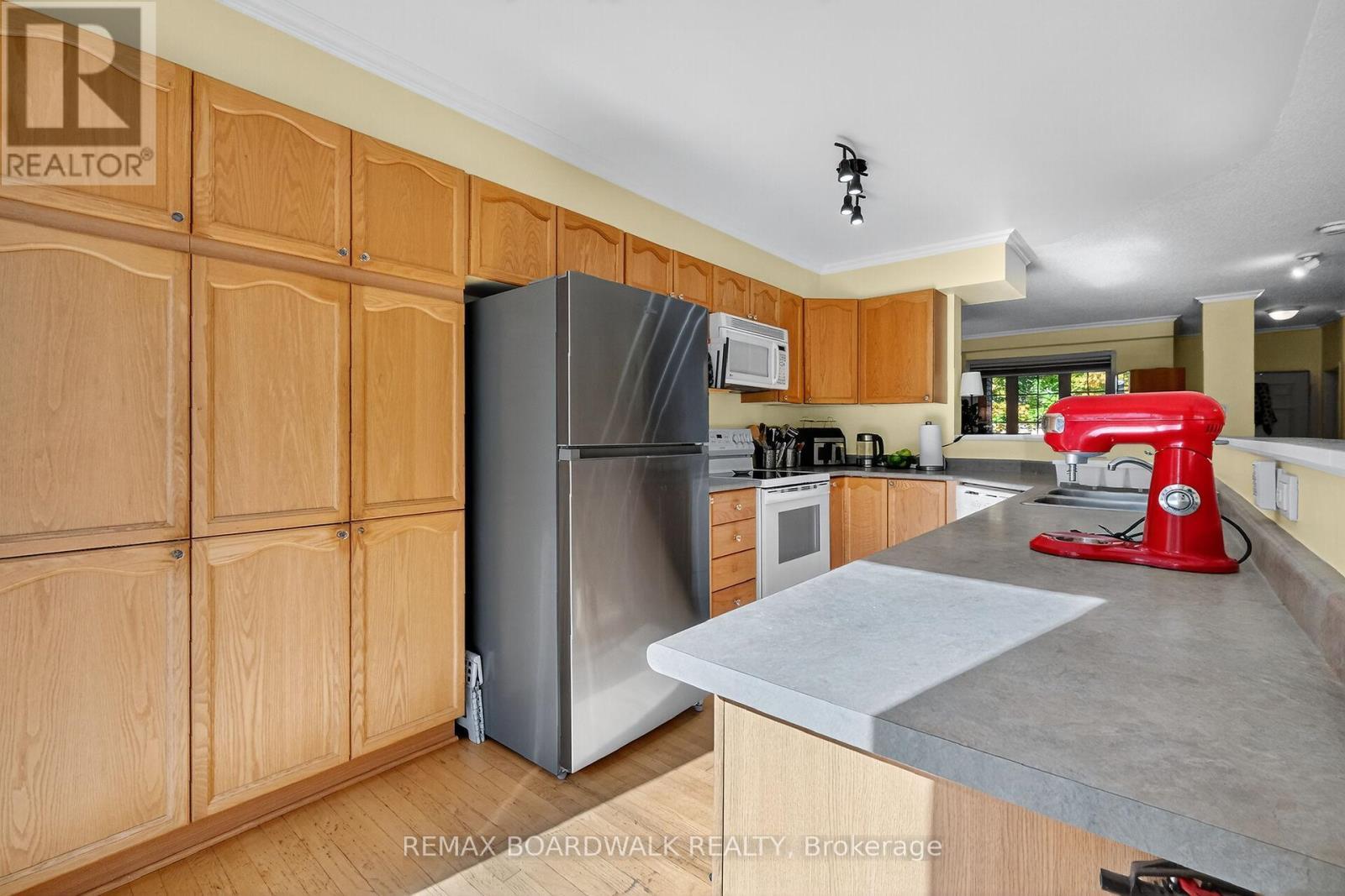 42 College Circle, Ottawa, ON - Indoor Photo Showing Kitchen