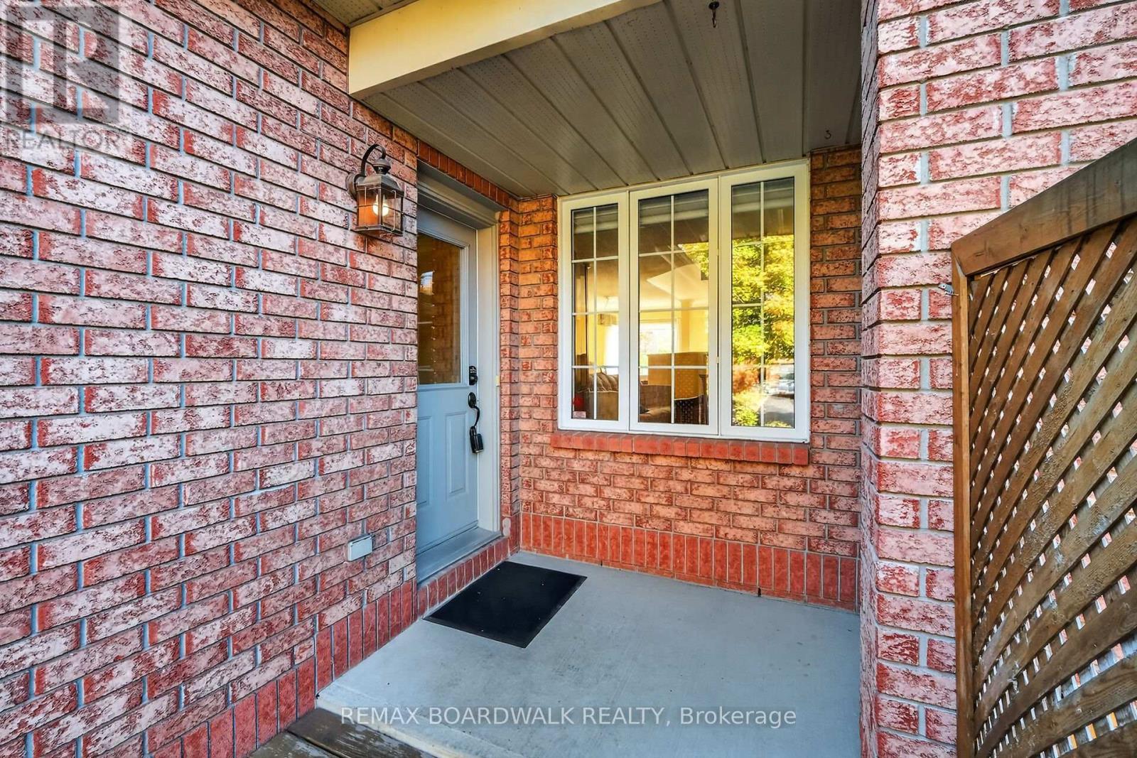 42 College Circle, Ottawa, ON - Outdoor