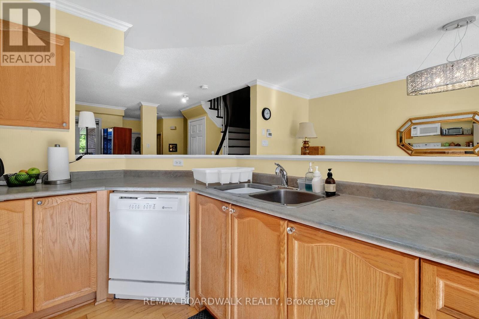 42 College Circle, Ottawa, ON - Indoor Photo Showing Kitchen With Double Sink