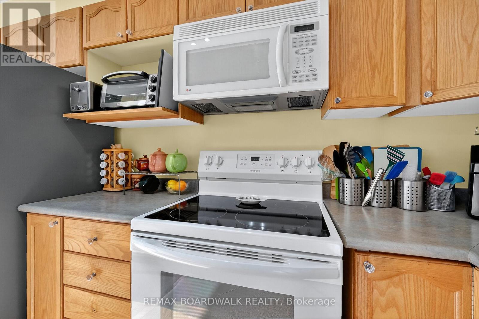 42 College Circle, Ottawa, ON - Indoor Photo Showing Kitchen