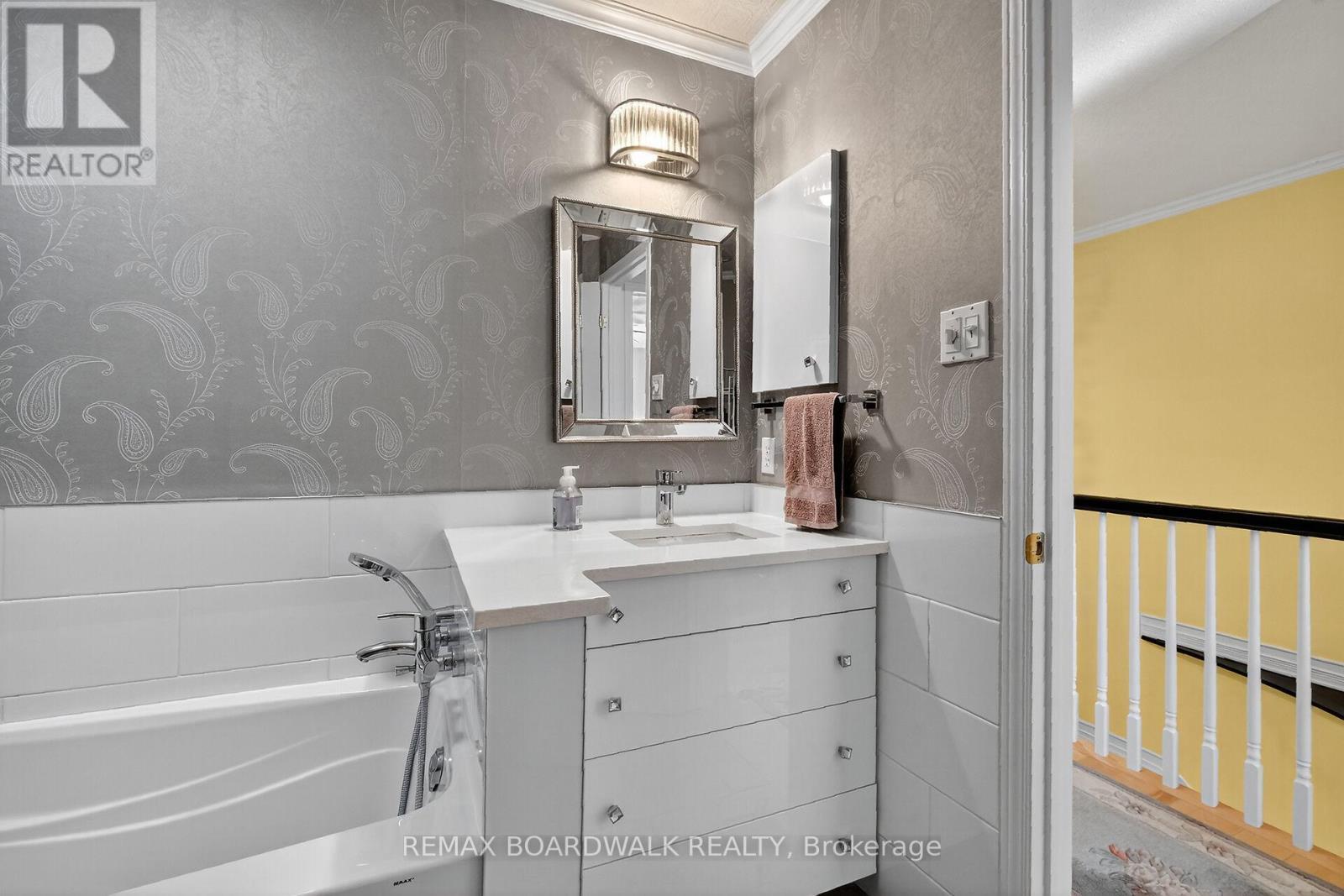 42 College Circle, Ottawa, ON - Indoor Photo Showing Bathroom