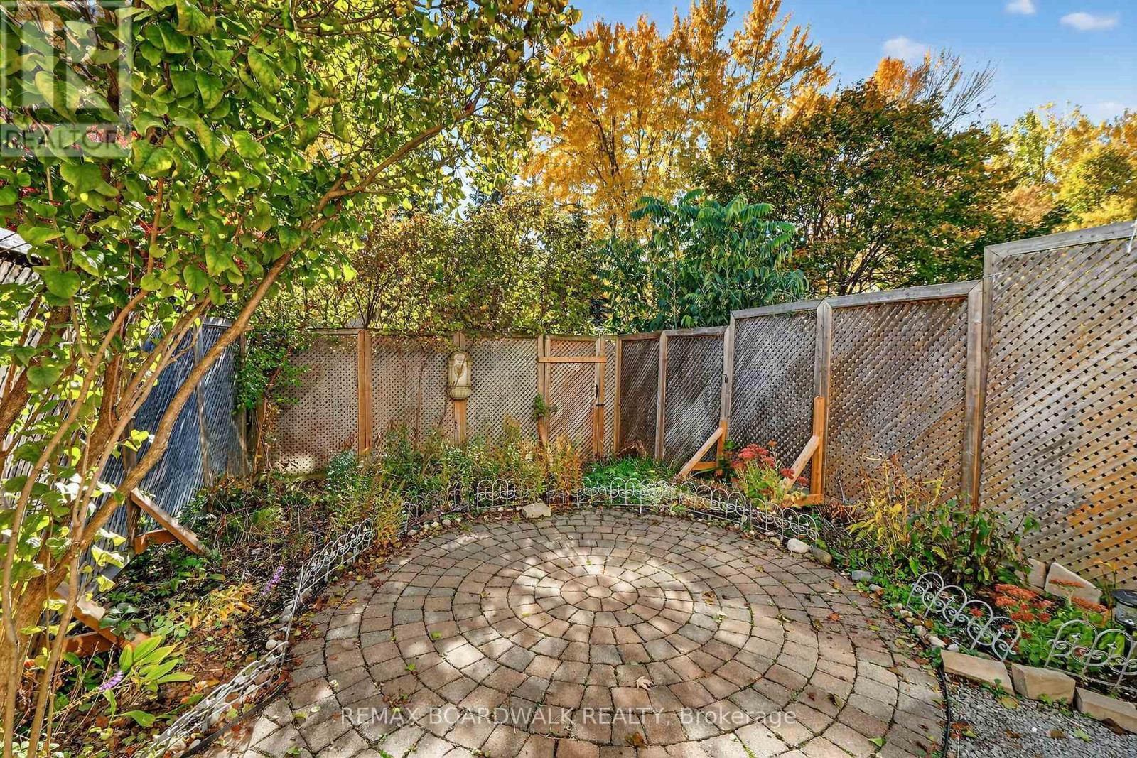 42 College Circle, Ottawa, ON - Outdoor