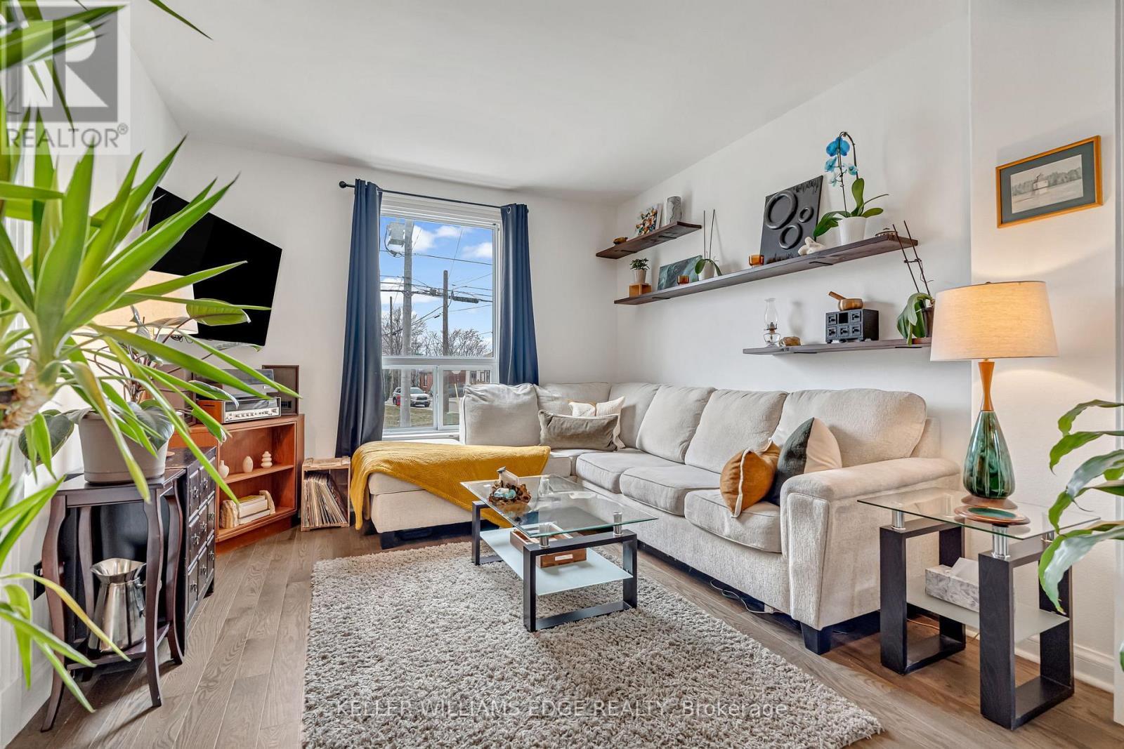 188 Bay Street N, Hamilton, ON - Indoor Photo Showing Living Room