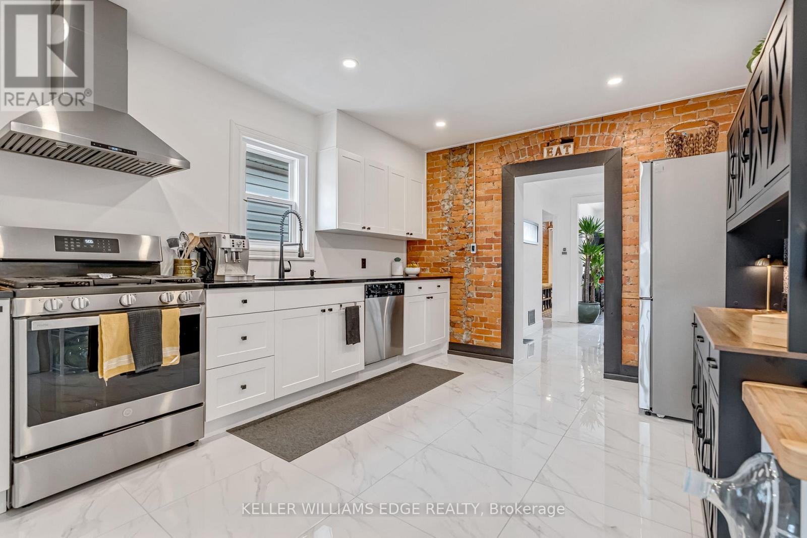188 Bay Street N, Hamilton, ON - Indoor Photo Showing Kitchen