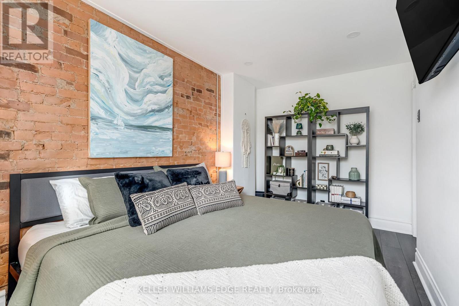 188 Bay Street N, Hamilton, ON - Indoor Photo Showing Bedroom