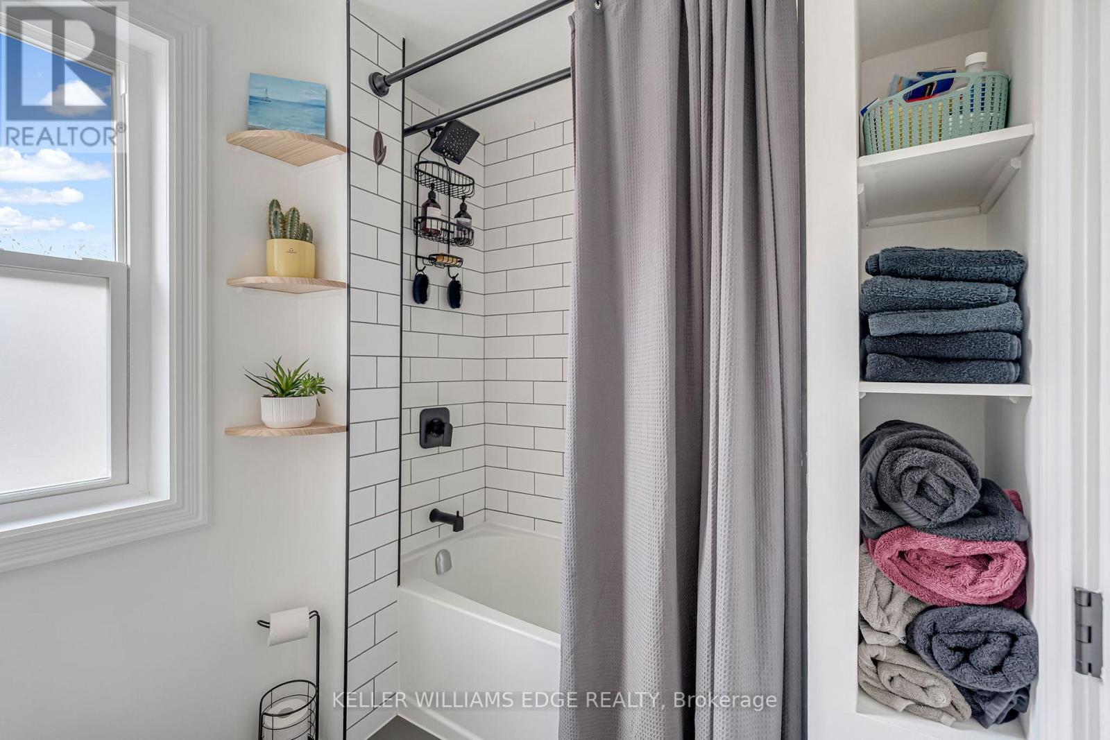 188 Bay Street N, Hamilton, ON - Indoor Photo Showing Bathroom