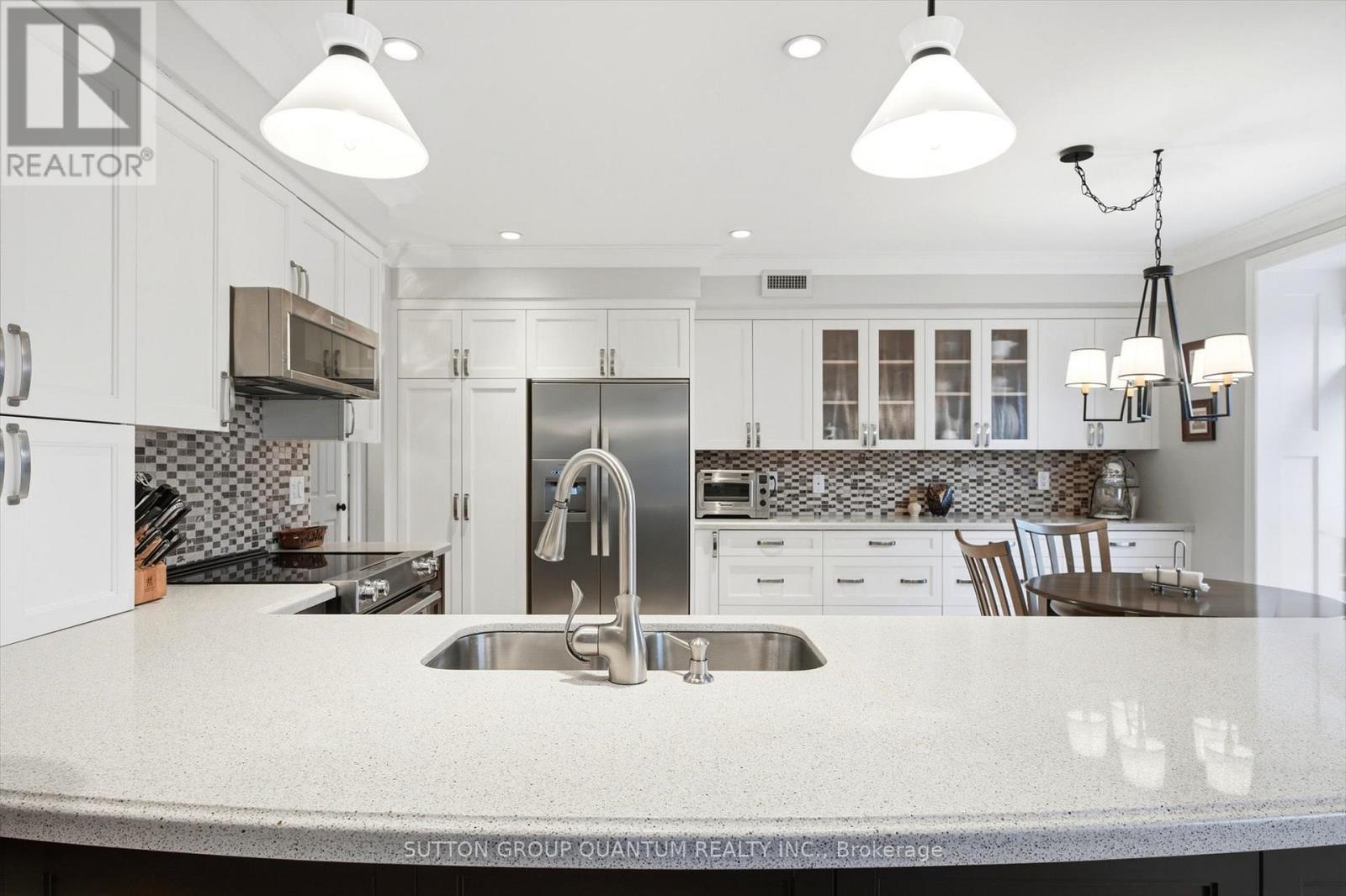 305 - 390 Upper Middle Road E, Oakville, ON - Indoor Photo Showing Kitchen With Stainless Steel Kitchen With Upgraded Kitchen