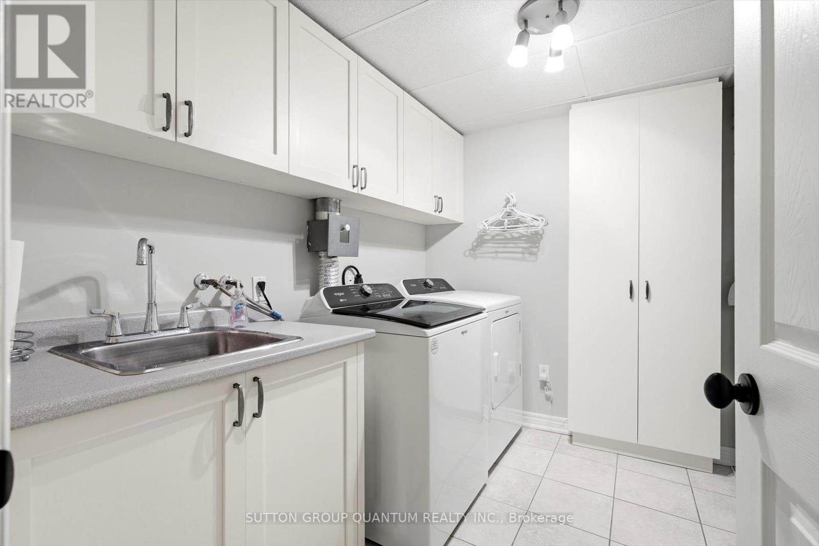 305 - 390 Upper Middle Road E, Oakville, ON - Indoor Photo Showing Laundry Room