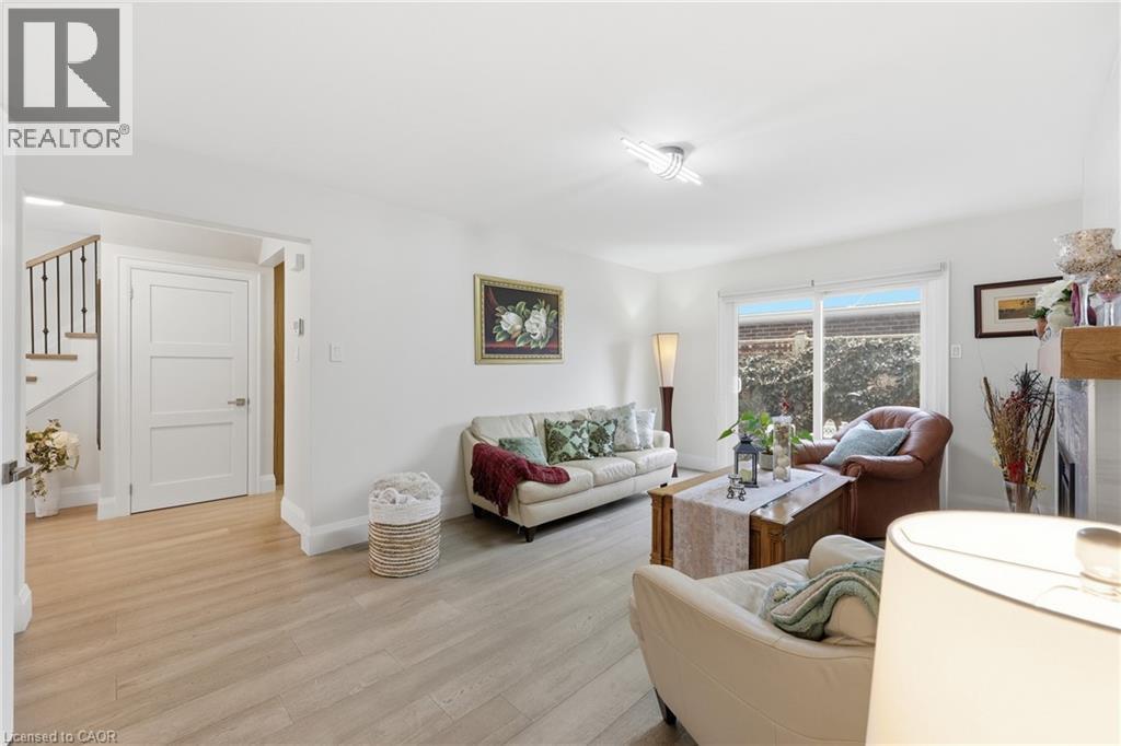 Living area with light wood finished floors and baseboards - 273 Bryant Crescent, Burlington, ON - Indoor Photo Showing Living Room