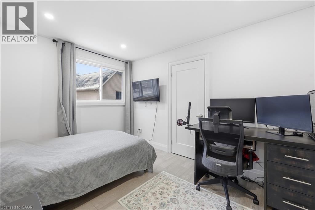 Bedroom with a desk, light wood-style flooring, and recessed lighting - 273 Bryant Crescent, Burlington, ON - Indoor Photo Showing Bedroom