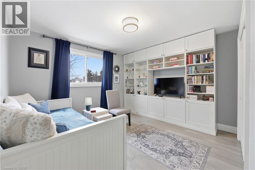 Bedroom featuring light wood-style floors - 273 Bryant Crescent, Burlington, ON - Indoor Photo Showing Bedroom