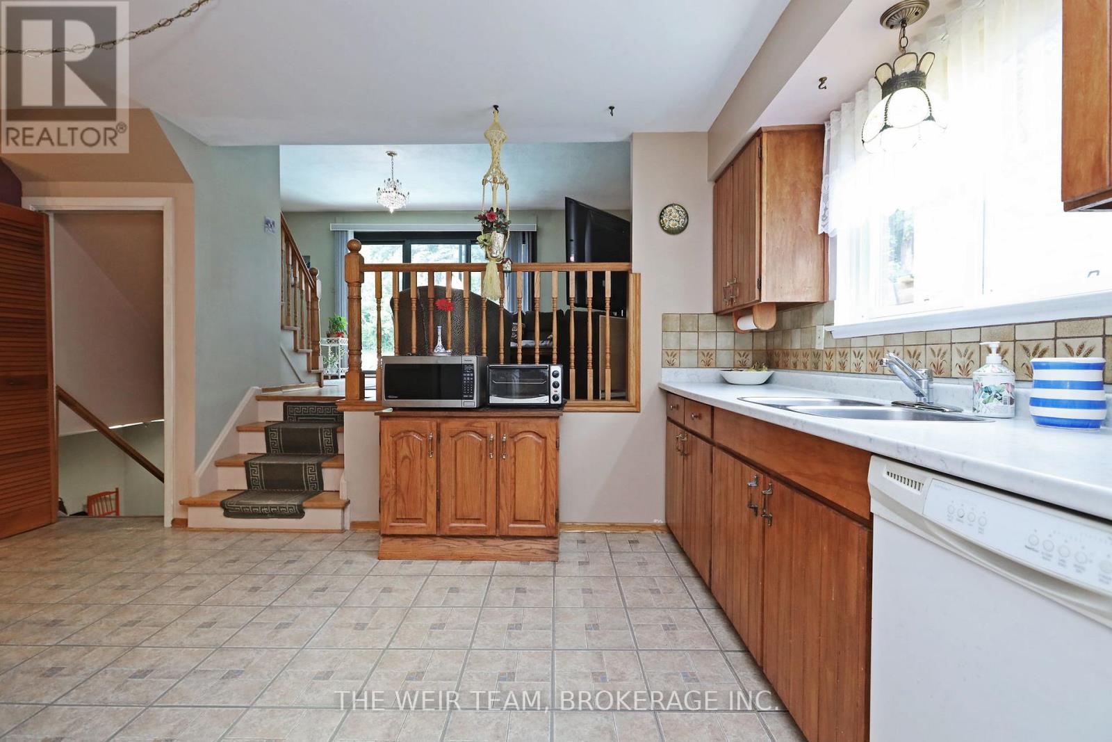 1577 Otterby Road, Mississauga, ON - Indoor Photo Showing Kitchen With Double Sink
