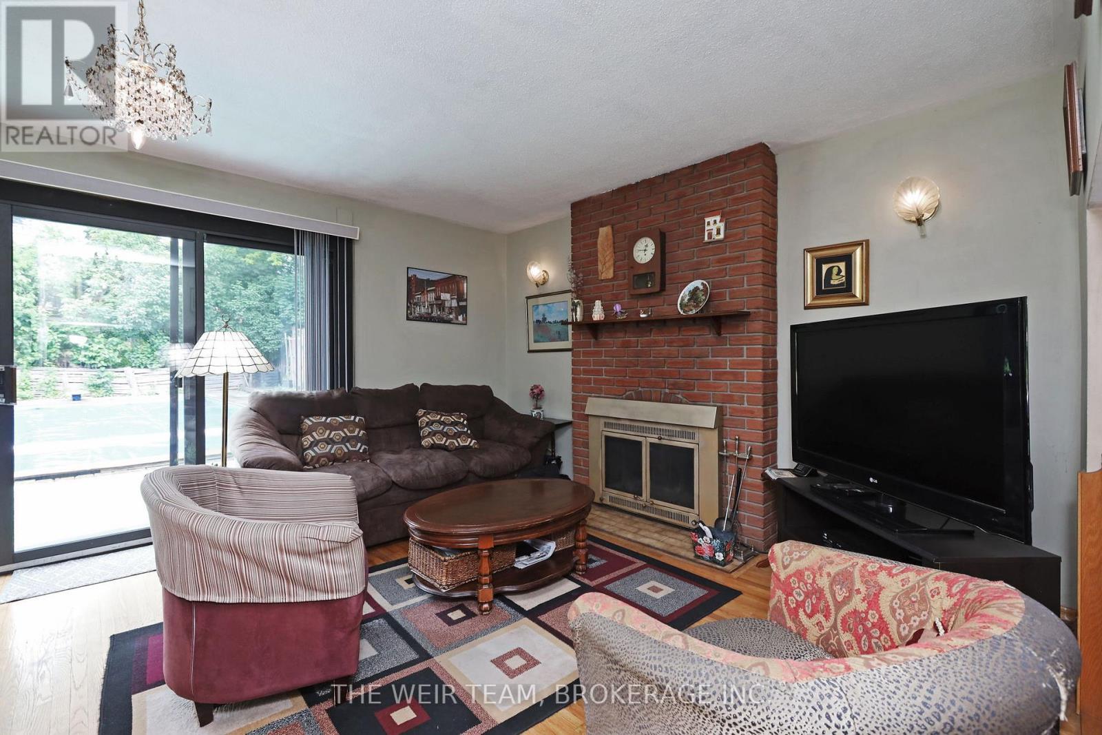 1577 Otterby Road, Mississauga, ON - Indoor Photo Showing Living Room With Fireplace