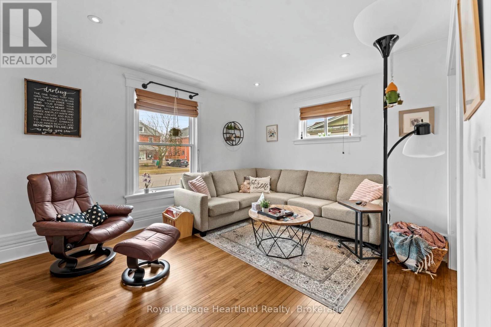 122 Nelson Street E, Goderich (Goderich (Town)), ON - Indoor Photo Showing Living Room