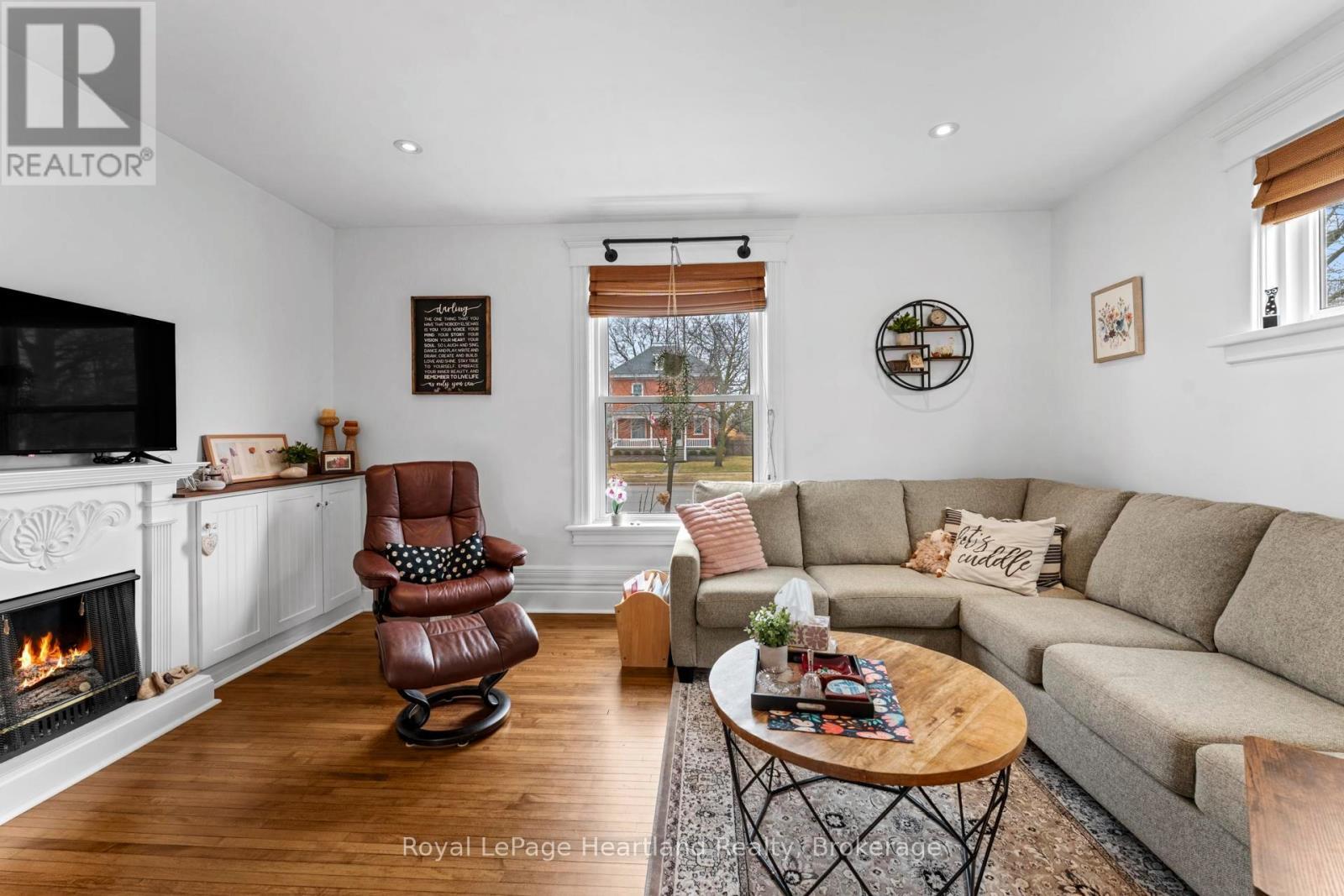 122 Nelson Street E, Goderich (Goderich (Town)), ON - Indoor Photo Showing Living Room With Fireplace
