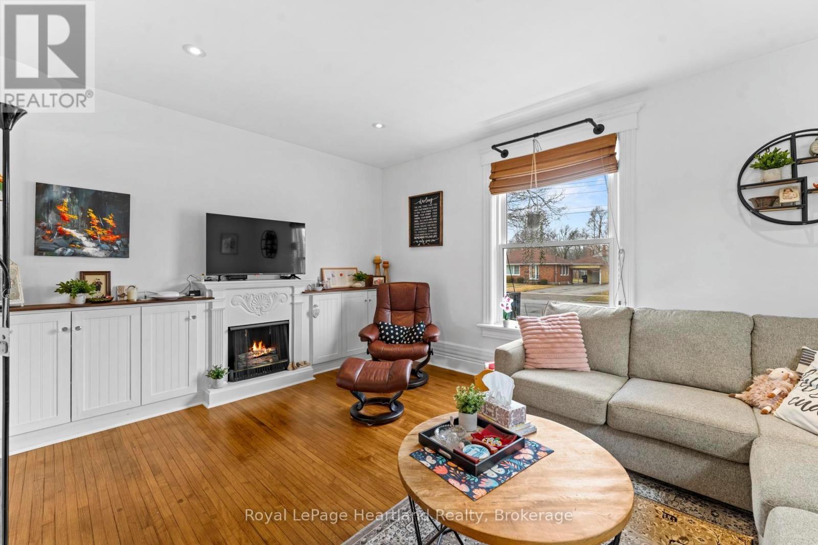 122 Nelson Street E, Goderich (Goderich (Town)), ON - Indoor Photo Showing Living Room With Fireplace