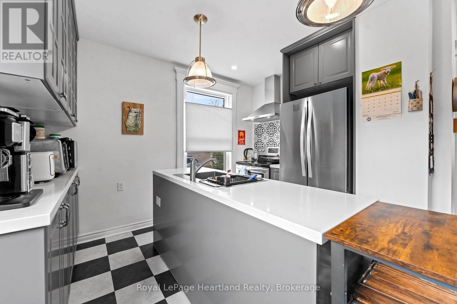122 Nelson Street E, Goderich (Goderich (Town)), ON - Indoor Photo Showing Kitchen With Double Sink