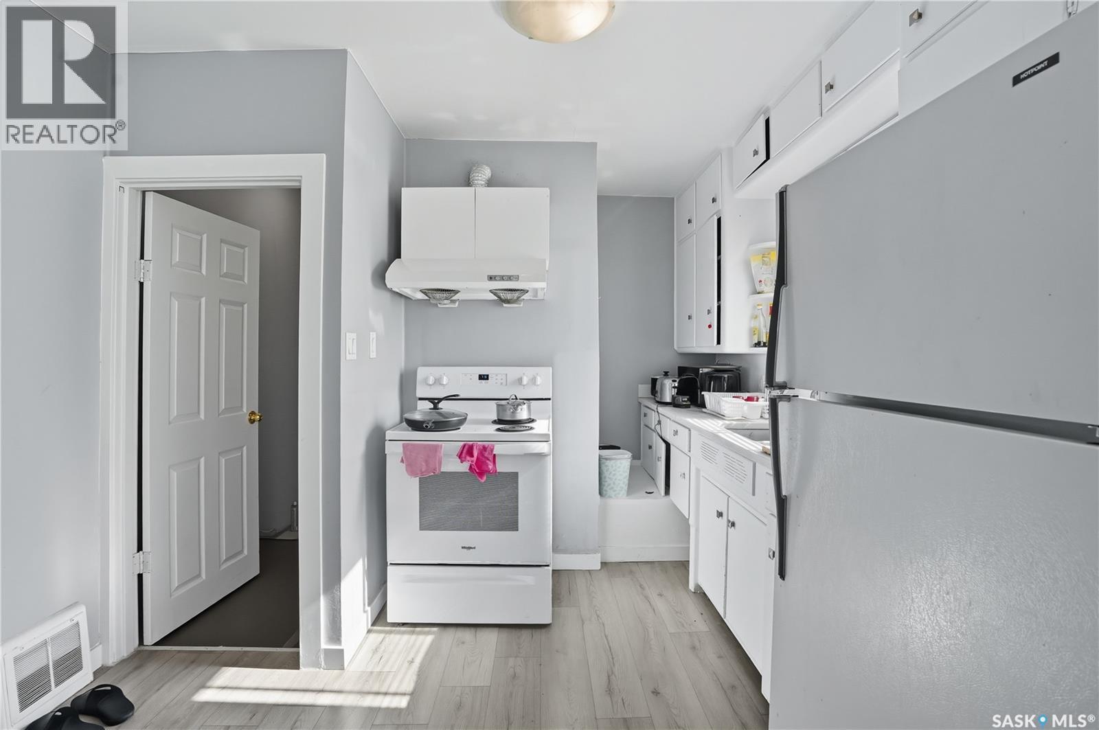114 E Avenue S, Saskatoon, SK - Indoor Photo Showing Kitchen