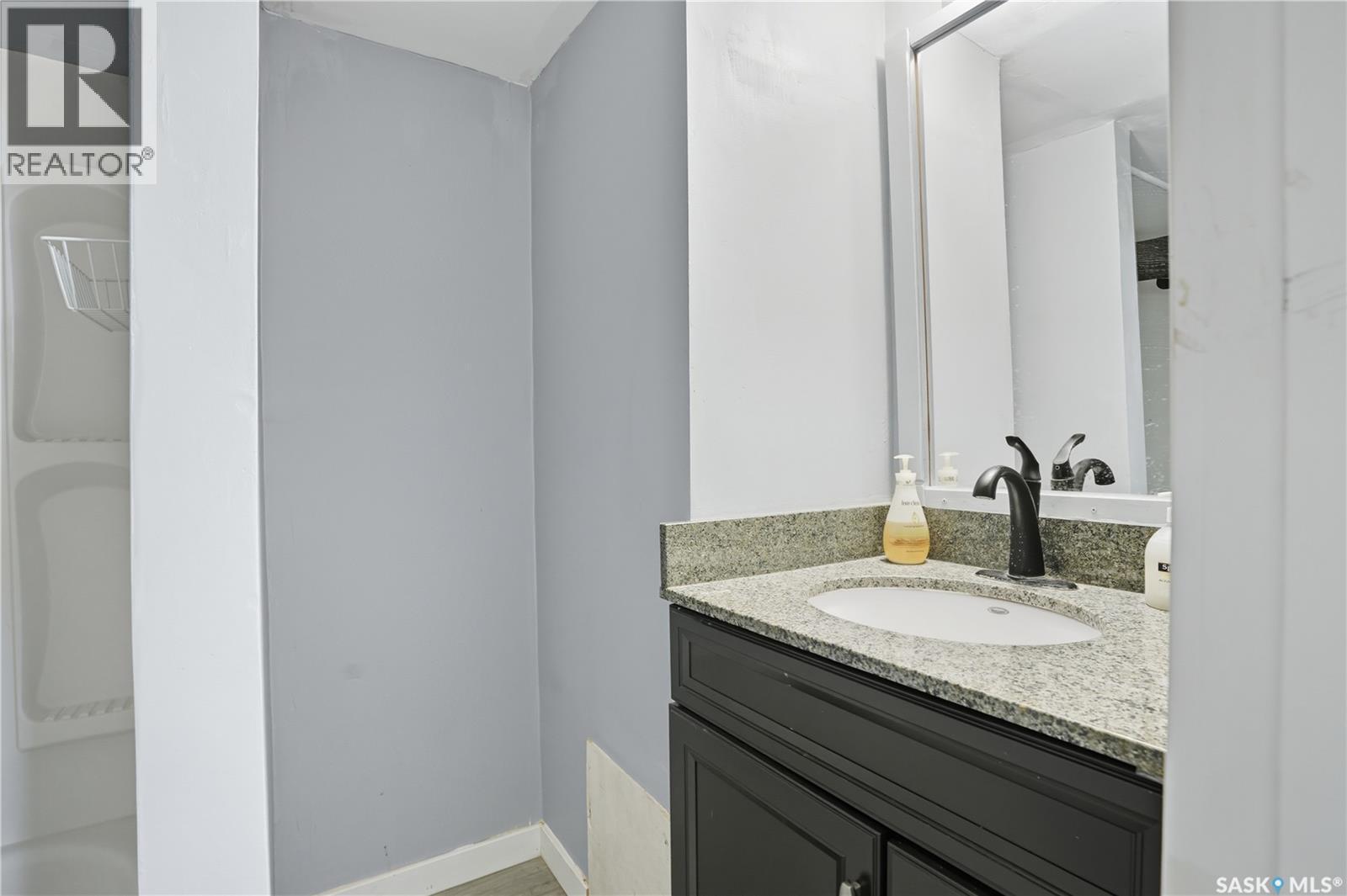 114 E Avenue S, Saskatoon, SK - Indoor Photo Showing Bathroom