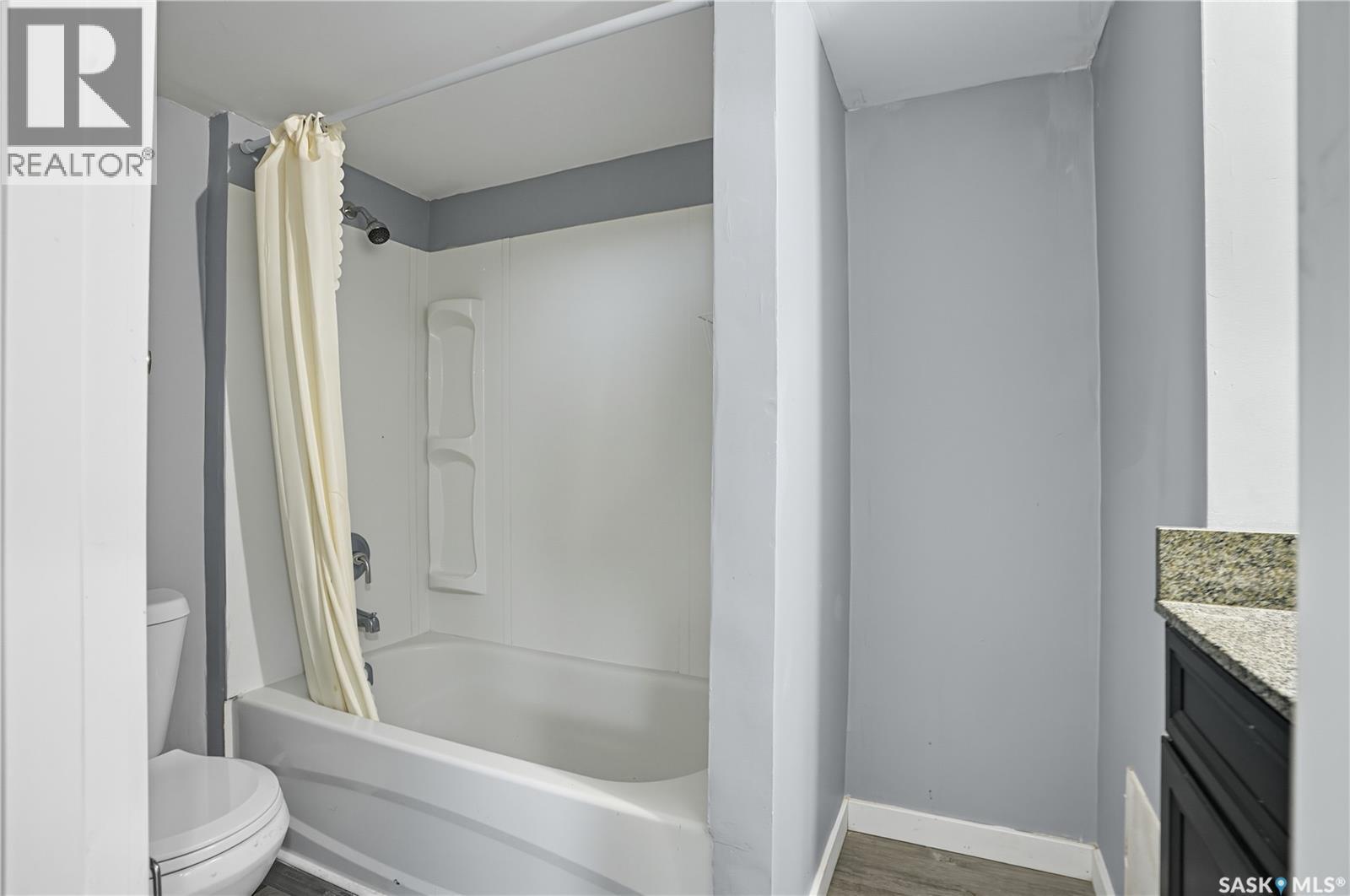 114 E Avenue S, Saskatoon, SK - Indoor Photo Showing Bathroom
