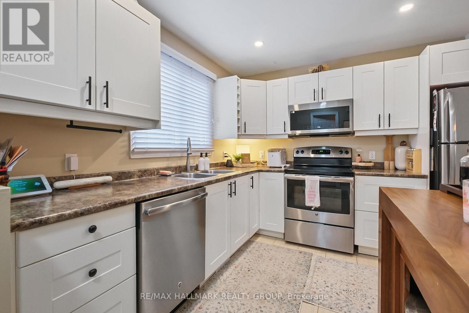 119 Teal Crescent, Ottawa, ON - Indoor Photo Showing Kitchen With Double Sink
