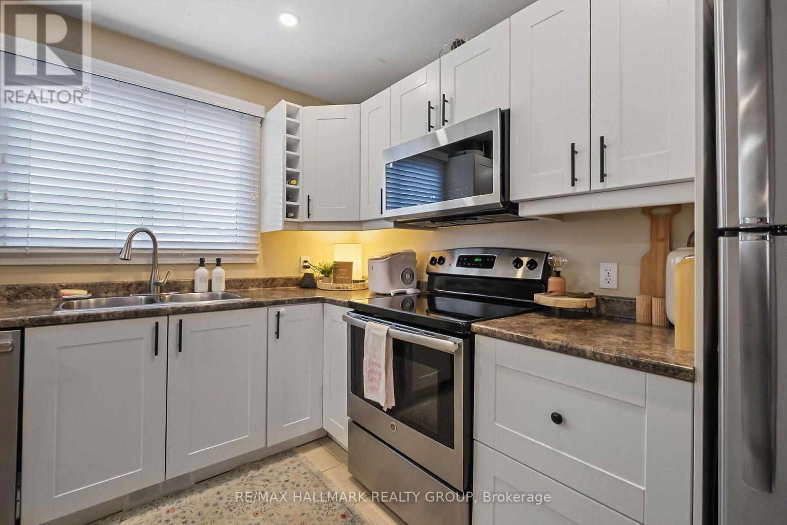 119 Teal Crescent, Ottawa, ON - Indoor Photo Showing Kitchen With Double Sink
