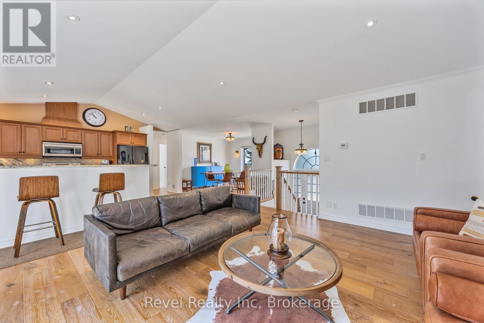 89 Trout Lane, Tiny, ON - Indoor Photo Showing Living Room