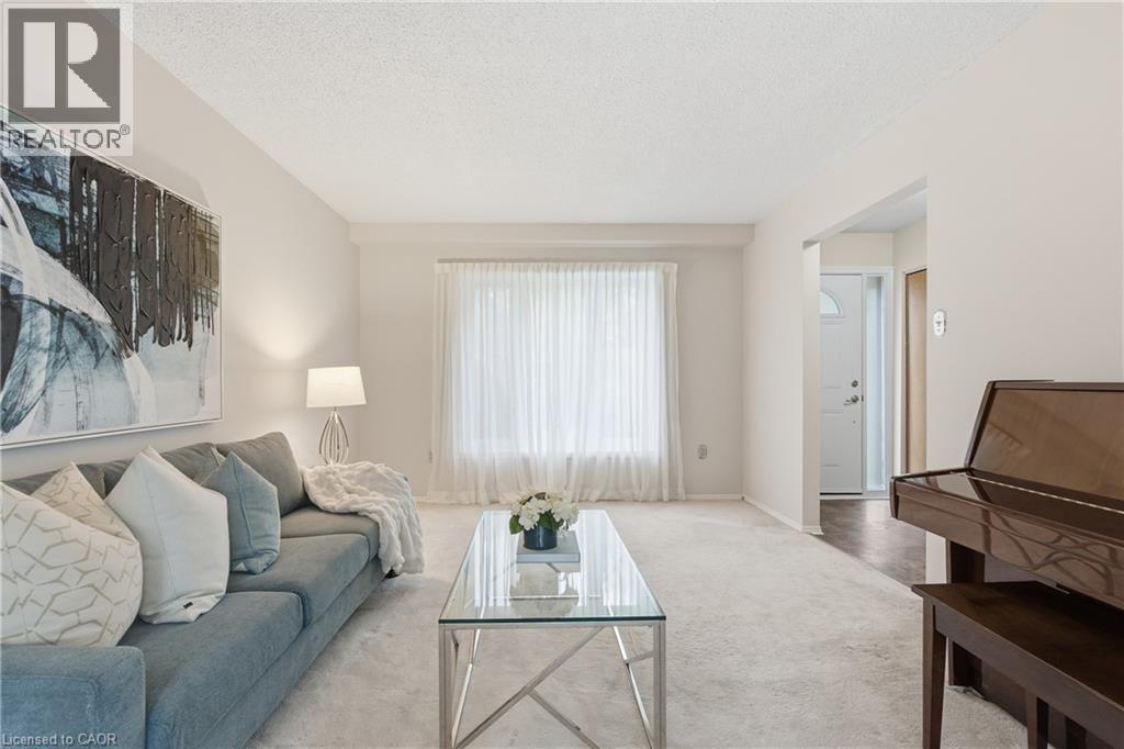 28 Bacall Crescent, Hamilton, ON - Indoor Photo Showing Living Room