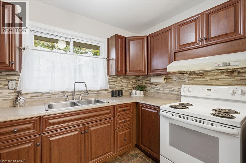 28 Bacall Crescent, Hamilton, ON - Indoor Photo Showing Kitchen With Double Sink