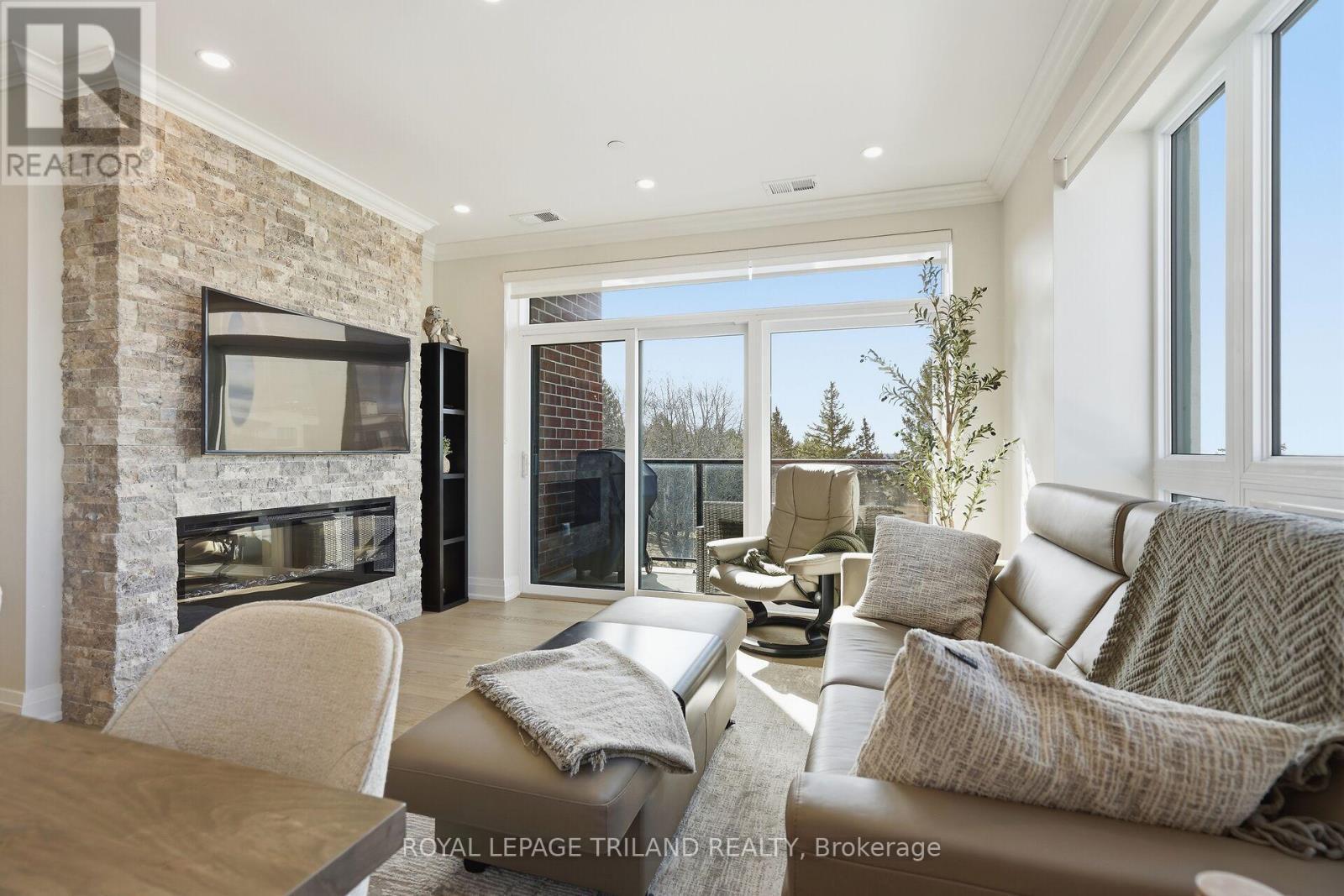 310 - 1560 Upper West Avenue, London South (South B), ON - Indoor Photo Showing Living Room With Fireplace