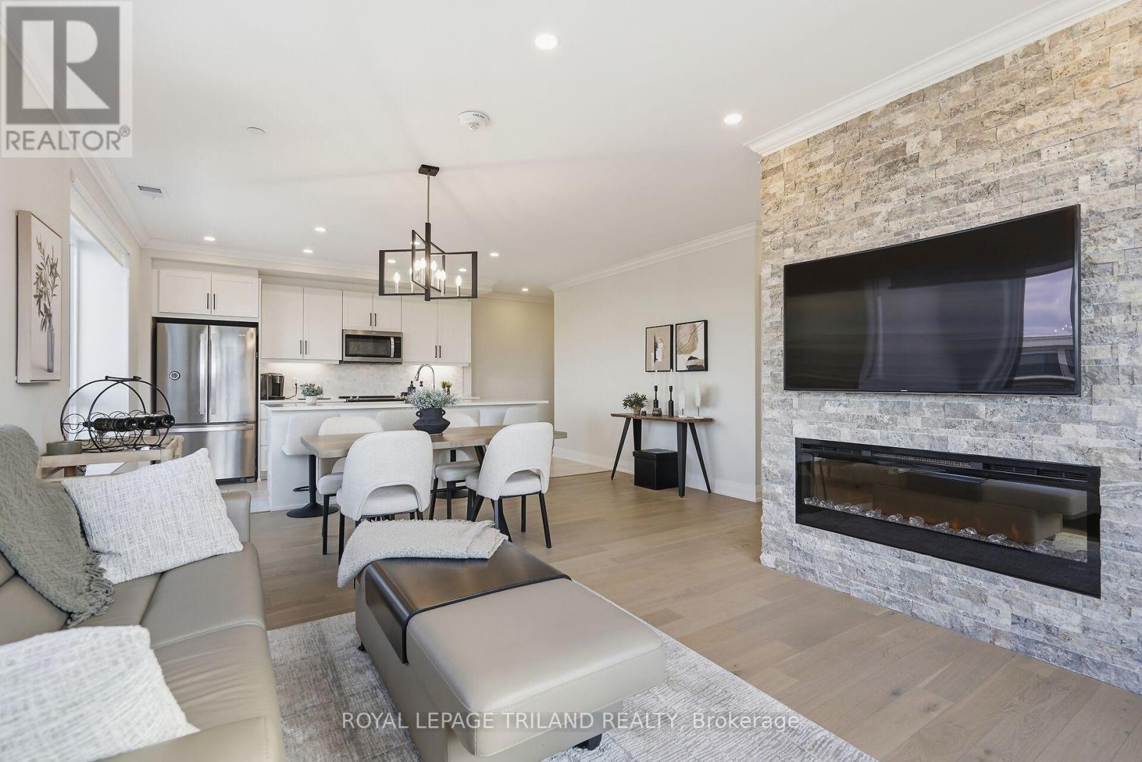 310 - 1560 Upper West Avenue, London South (South B), ON - Indoor Photo Showing Living Room With Fireplace