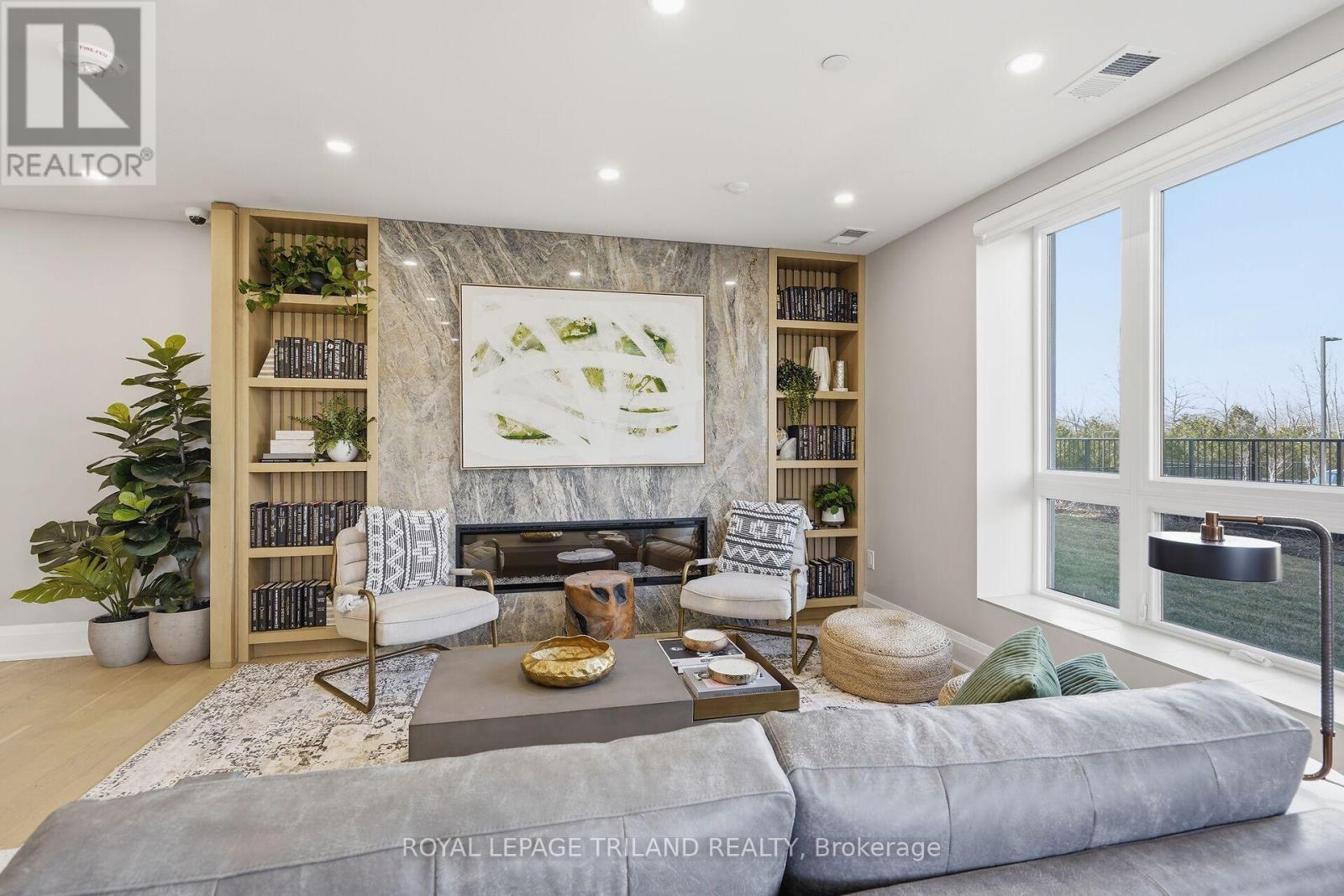 310 - 1560 Upper West Avenue, London South (South B), ON - Indoor Photo Showing Living Room