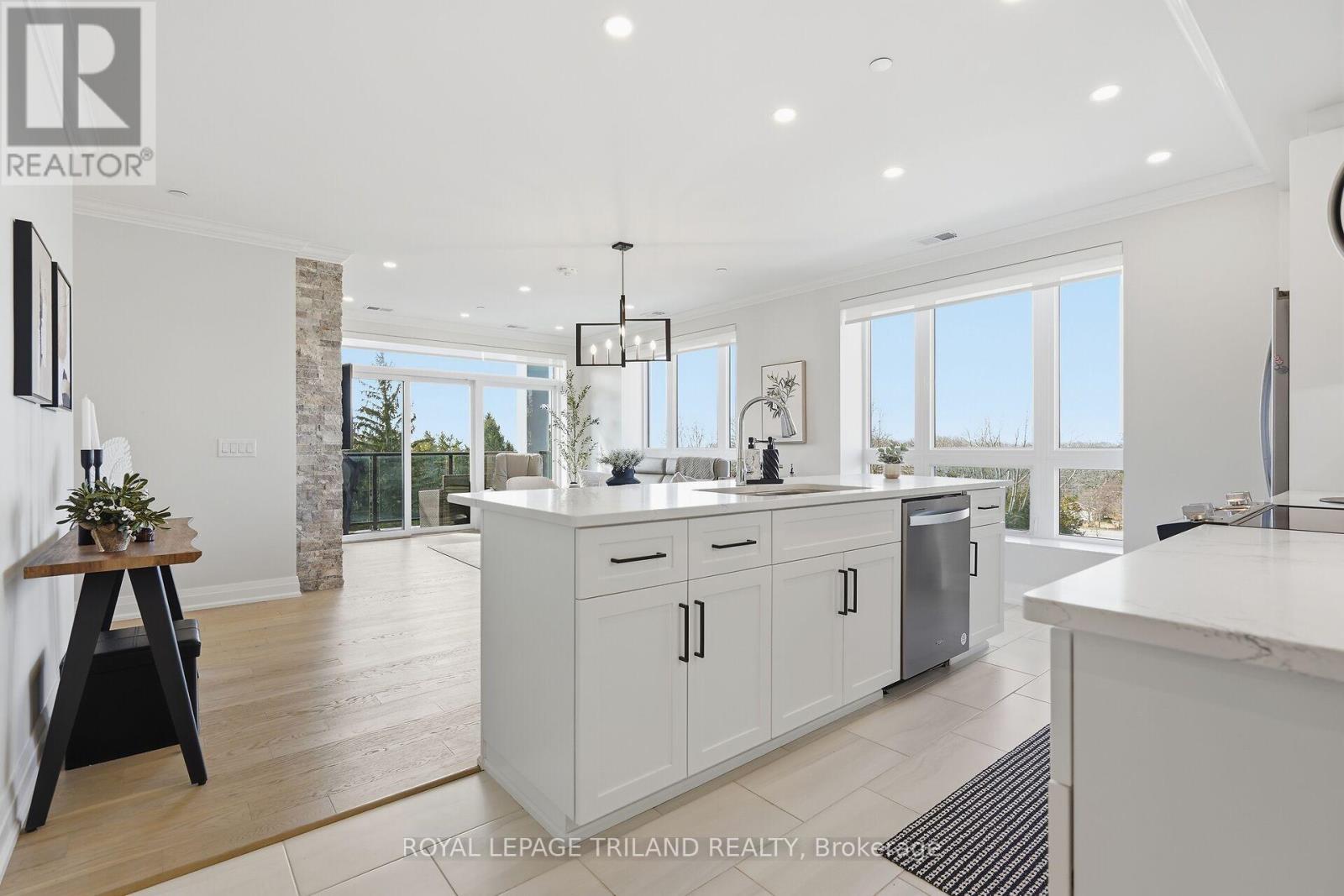 310 - 1560 Upper West Avenue, London South (South B), ON - Indoor Photo Showing Kitchen With Upgraded Kitchen