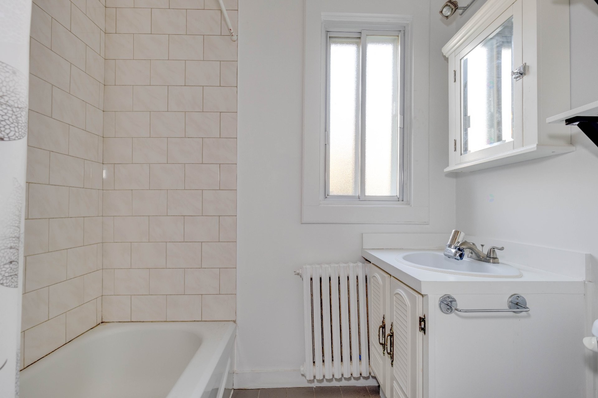 Bathroom - 3967 Av. Lacombe, Montréal (Côte-Des-Neiges/Notre-Dame-De-Grâce), QC - Indoor Photo Showing Bathroom
