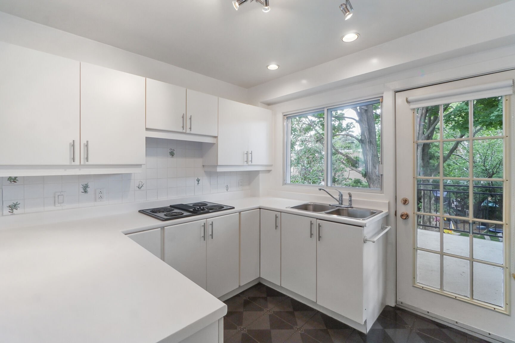 Kitchen - 9227 Av. Vincent-Quiblier, Montréal (Ahuntsic-Cartierville), QC - Indoor Photo Showing Kitchen With Double Sink