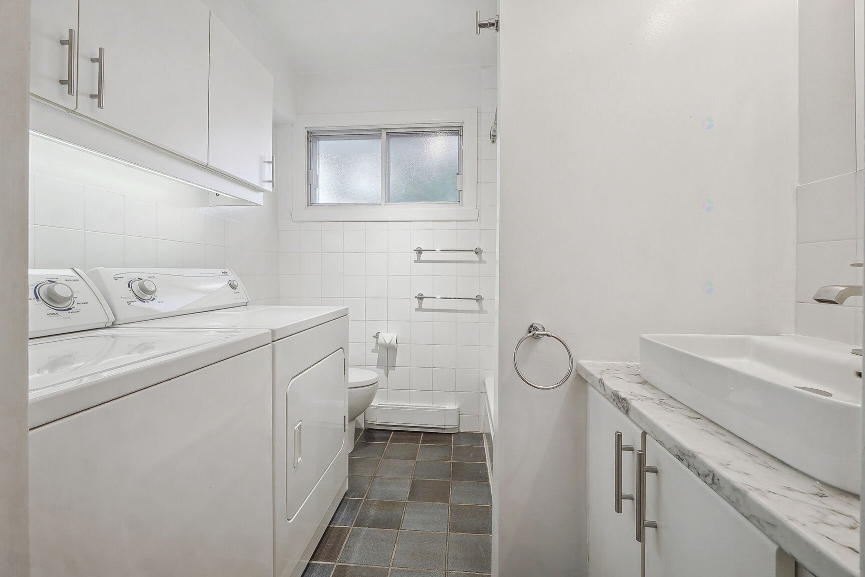 Bathroom - 9227 Av. Vincent-Quiblier, Montréal (Ahuntsic-Cartierville), QC - Indoor Photo Showing Laundry Room