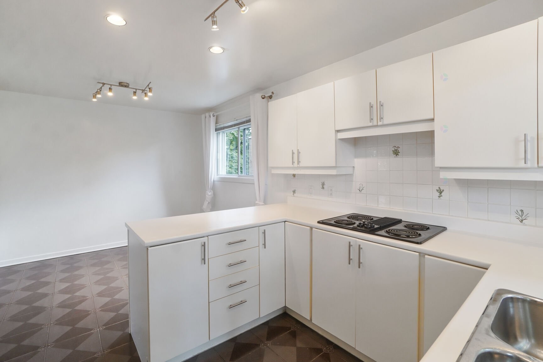 Kitchen - 9227 Av. Vincent-Quiblier, Montréal (Ahuntsic-Cartierville), QC - Indoor Photo Showing Kitchen